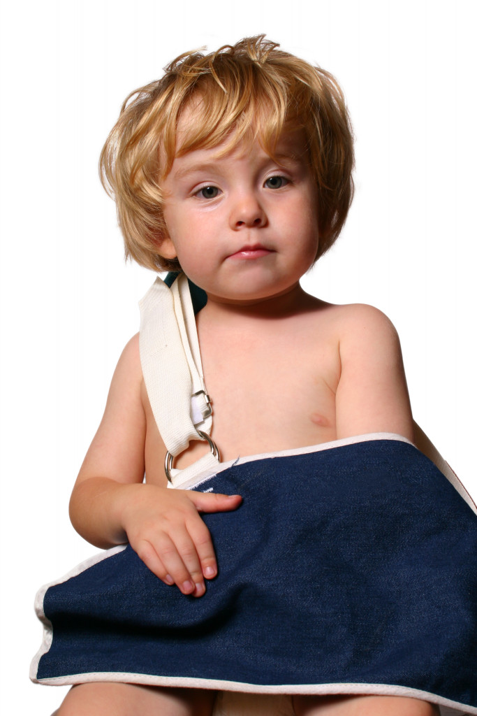 Child with an arm cast support